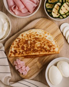 Crescione con prosciutto cotto, zucchine grigliate, philadelphia e mozzarella – senza glutine e senza lattosio, Romagna Free