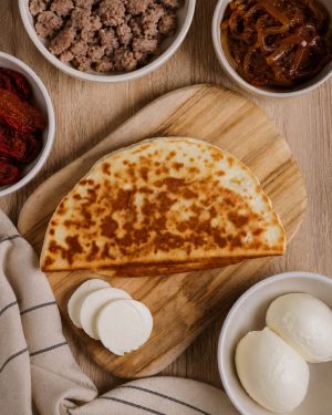 Crescione con salsiccia, cipolle caramellate, pomodori secchi e mozzarella – senza glutine e senza lattosio, Romagna Free