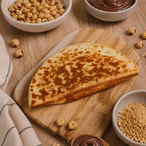 Crescione dolce Crunchy Nocciola con crema di nocciola e granella – senza glutine e senza lattosio, Romagna Free — impiattato