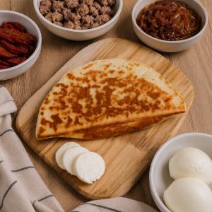 Crescione con salsiccia, cipolle caramellate, pomodori secchi e mozzarella – senza glutine e senza lattosio, Romagna Free — impiattato