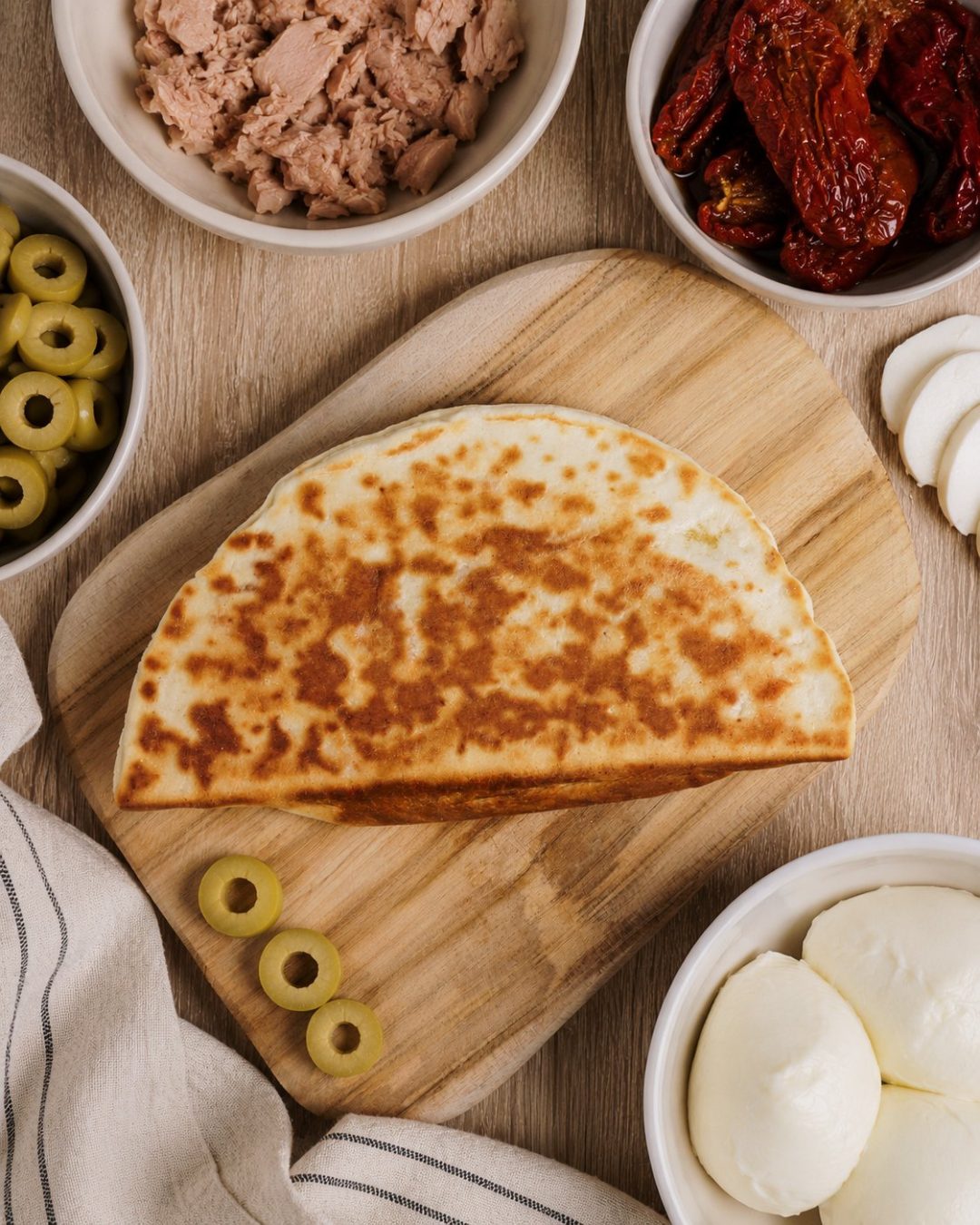 Crescione con tonno, pomodori secchi, olive verdi e mozzarella – senza glutine e senza lattosio, Romagna Free