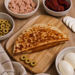 Crescione con tonno, pomodori secchi, olive verdi e mozzarella – senza glutine e senza lattosio, Romagna Free — impiattato